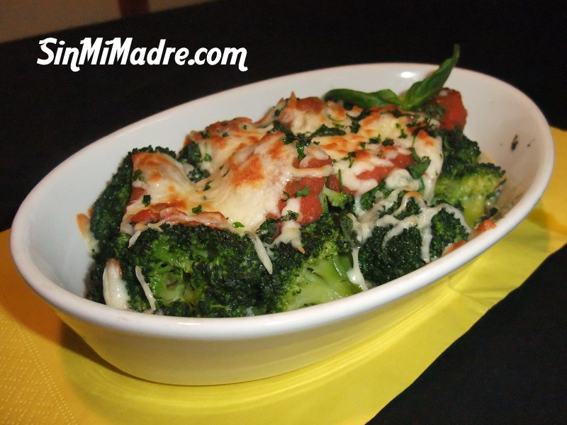 brocoli con salsa de tomate gratinado