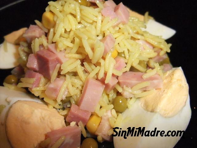 ensalada de arroz con guisantes y jamon