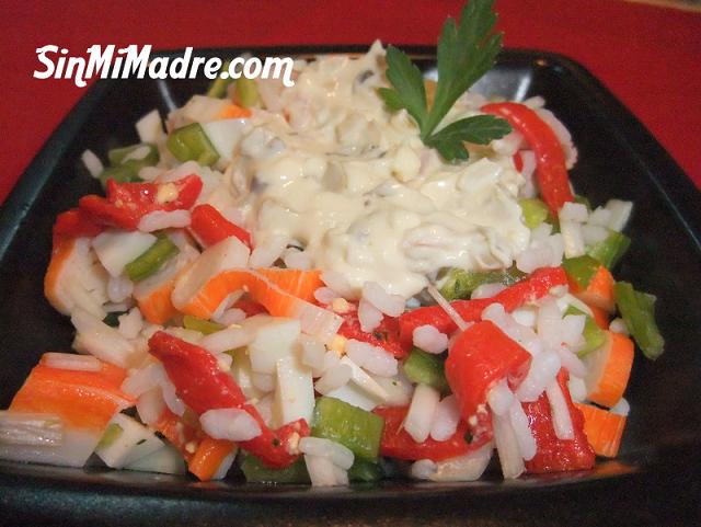 ensalada de arroz con sucedaneo de cangrejo