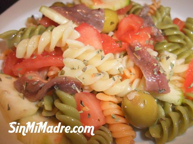 ensalada de helices con anchoas