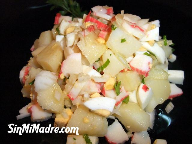 ensalada de patatas con sucedaneo de cangrejo