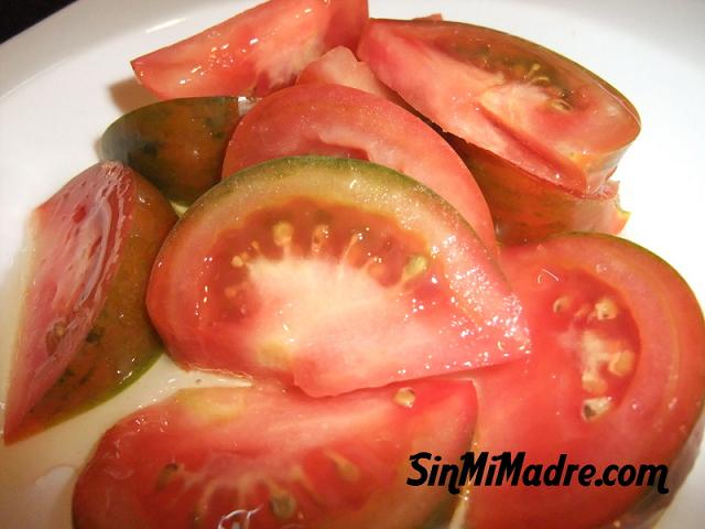 ensalada de tomate al aroma de ajo