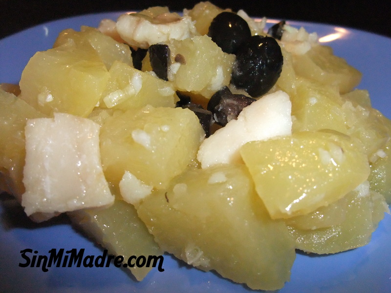 ensalada de patatas con bacalao