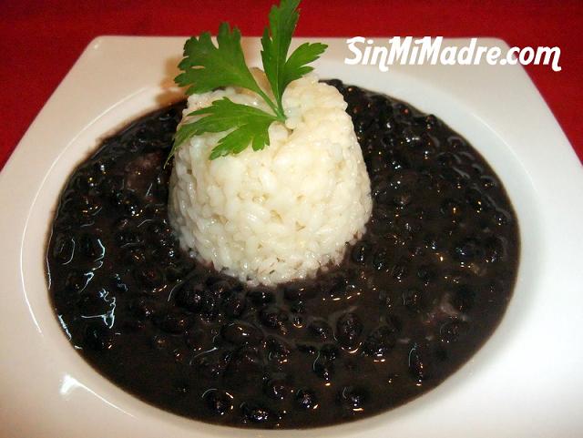 frijoles negros con arroz blanco o moros y cristianos