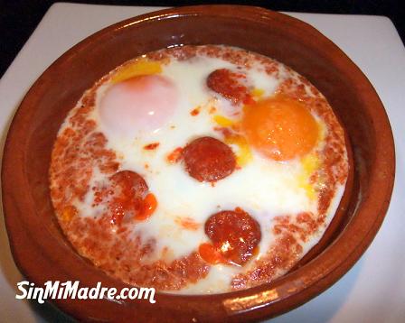 huevos al plato con chorizo