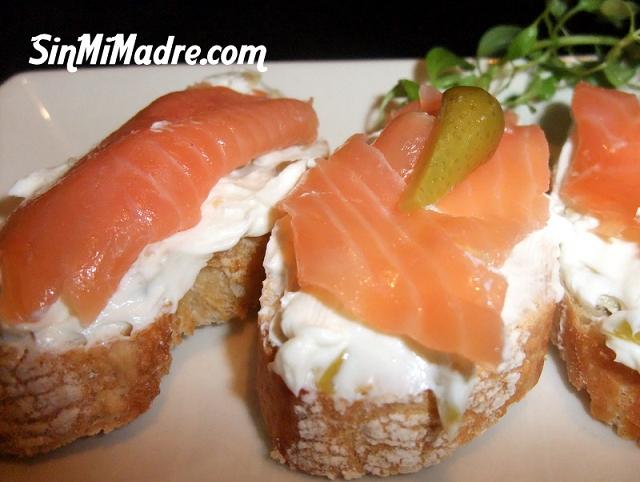 montaditos de queso con salmon