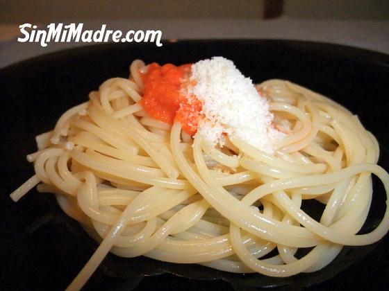 spaguettis con salsa tomate y queso parmesano