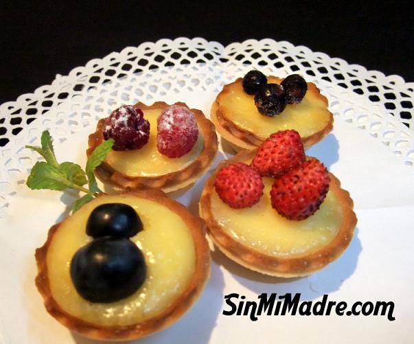 tartaletas con crema de limon y frutillas