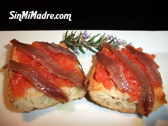 tosta con tomate y anchoas