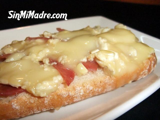 tosta caliente de jamon y queso brie